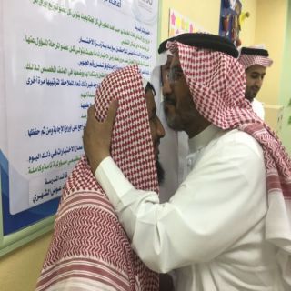 مُدير تعليم محايل اثناء زيارته لتعليم المجاردة يُقبل رأس أحد المُعلمين