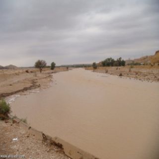 #بارق : جريان وادي الخير يعزل بعض قرى ثلوث المنظر