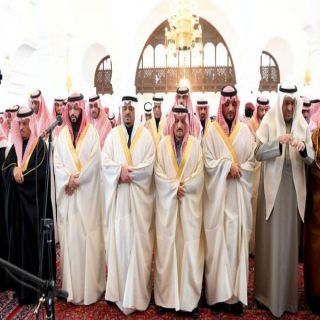 أمير منطقة الرياض يؤدي صلاة الميت على سعود الهلال