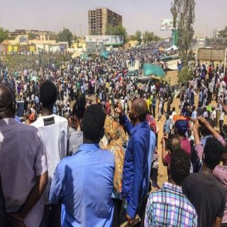 حشود تتجمع أمام وزارة الدفاع السودانية للمُطالبة بتسليم السلطة