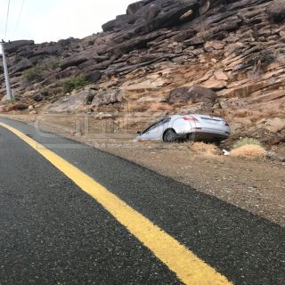 شاهد - نجاة قائد مركبة هوت في عبارة بطريق بركوك شرق ثلوث المنظر