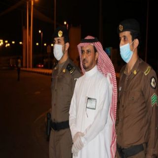 بالصور- "الشهري" يشارك الجهات الأمنية تطبيق قرارا منع التجول في ثلوث المنظر