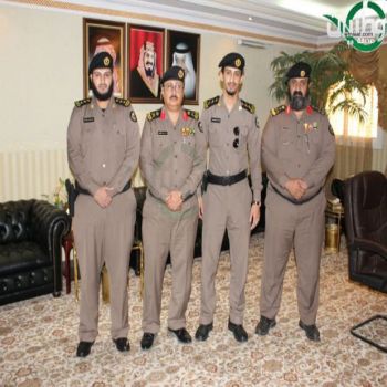 اللواء الخثعمي يقلد عدد من الضباط رتبهم الجديدة بشرطة منطقة الباحة